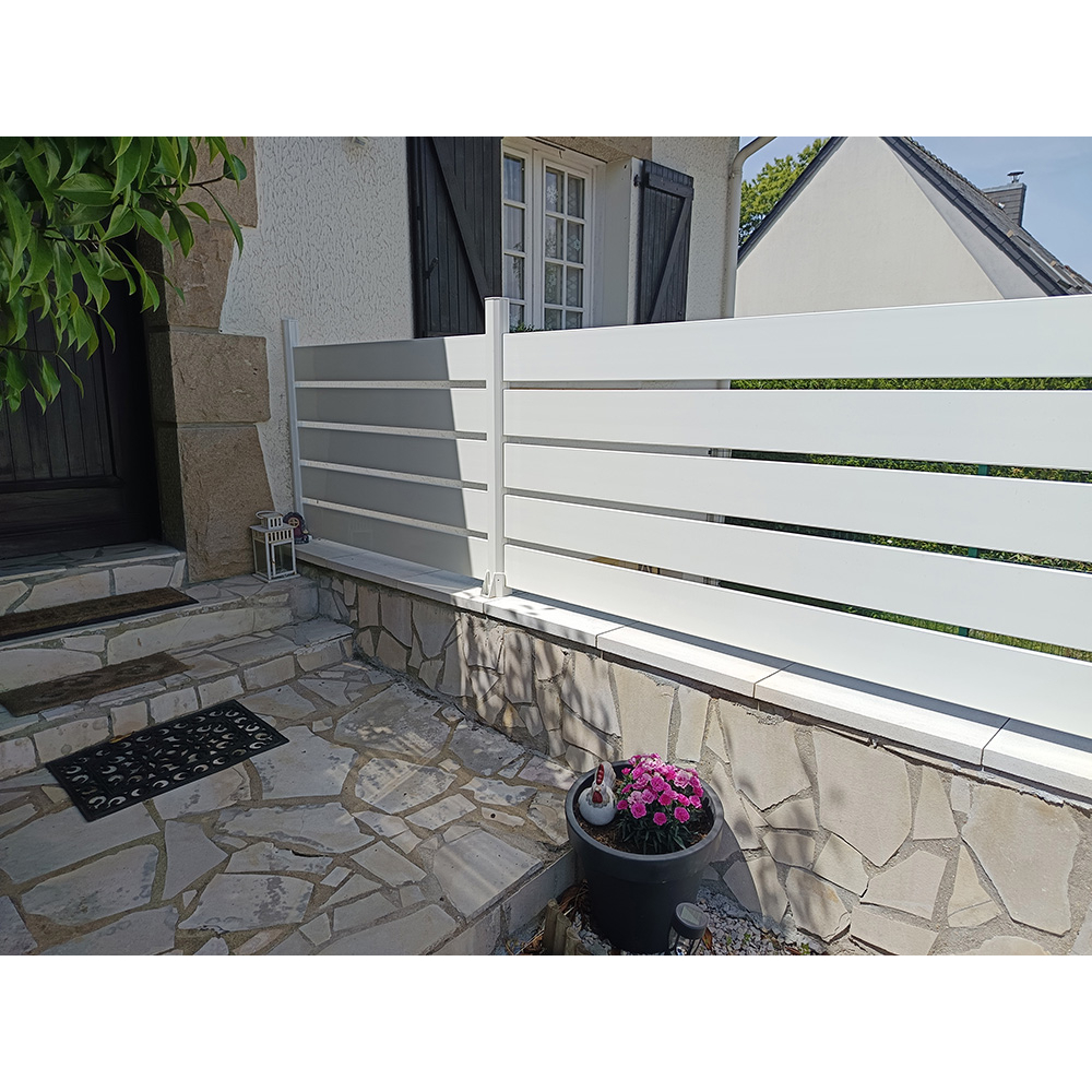 Clôture moderne en aluminium ajouré à 5 lames, design contemporain, fabrication française
