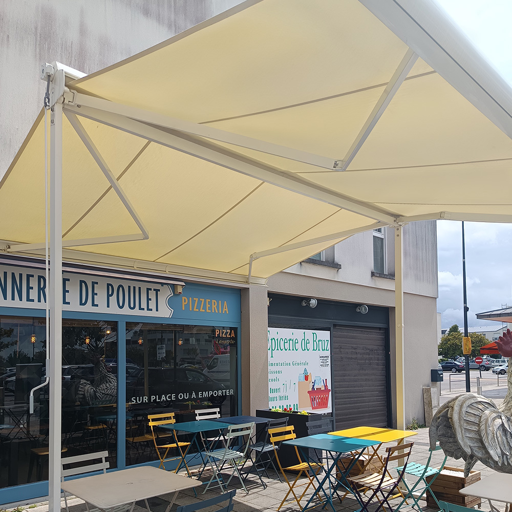 Store banne double pente aluminium 4x4 m sur la terrasse extérieure d’un restaurant