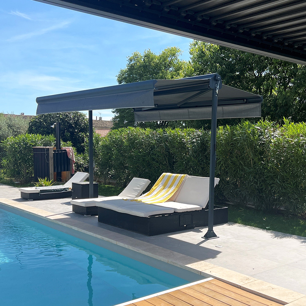 Store double pente en aluminium 4x4 m couvrant un transat au bord d'une piscine extérieure